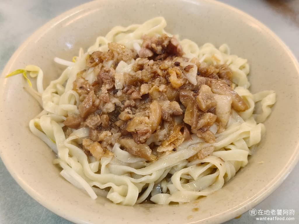 正宗嘉義火雞肉飯 正宗嘉義火雞肉飯菜單 正宗嘉義火雞肉飯推薦 士林區美食 士林美食 台灣小吃 乾意麵 相較於火雞肉飯，意麵的表現，反而更棒，吃起來像台南鹽水意麵的做法，意麵用大骨高湯煮過，吃起來非常的香。 @在地老饕阿府