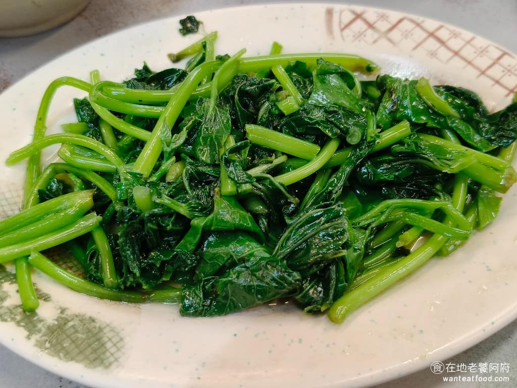 正宗嘉義火雞肉飯 正宗嘉義火雞肉飯菜單 正宗嘉義火雞肉飯推薦 士林區美食 士林美食 台灣小吃 燙青菜 沒有多餘的調味，單純的水煮，吃起來非常的清爽，不油膩。 @在地老饕阿府