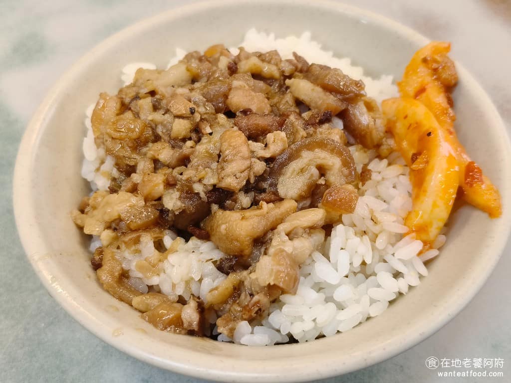 正宗嘉義火雞肉飯 正宗嘉義火雞肉飯菜單 正宗嘉義火雞肉飯推薦 士林區美食 士林美食 台灣小吃 魯肉飯小 滷肉飯肥瘦的比例是一半一半，肥肉的部分滷得很入味，吃起來口感Q彈，完全不會有油膩的感覺，整體調味不鹹，吃起來是順口的。個人覺得滷肉飯吃起來，也比火雞肉飯好吃一點。 @在地老饕阿府