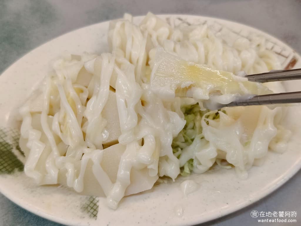 正宗嘉義火雞肉飯 正宗嘉義火雞肉飯菜單 正宗嘉義火雞肉飯推薦 士林區美食 士林美食 台灣小吃 筍子的口感，吃起來非常的清爽、清脆，而且很新鮮，上面加了的滿滿的美乃滋，味道鮮甜，夏天吃超級舒服，推薦點這個。 @在地老饕阿府