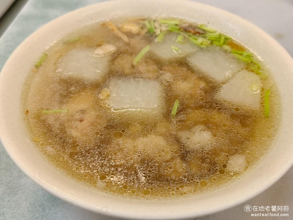 正宗嘉義火雞肉飯 正宗嘉義火雞肉飯菜單 正宗嘉義火雞肉飯推薦 士林區美食 士林美食 台灣小吃 排骨酥湯 排骨酥湯的味道還不錯，湯頭煮了非常多的白蘿蔔，所以蘿蔔的香味非常濃郁，每一塊排骨，肉也不少，只不過會有一些碎骨頭，要小心食用。 @在地老饕阿府