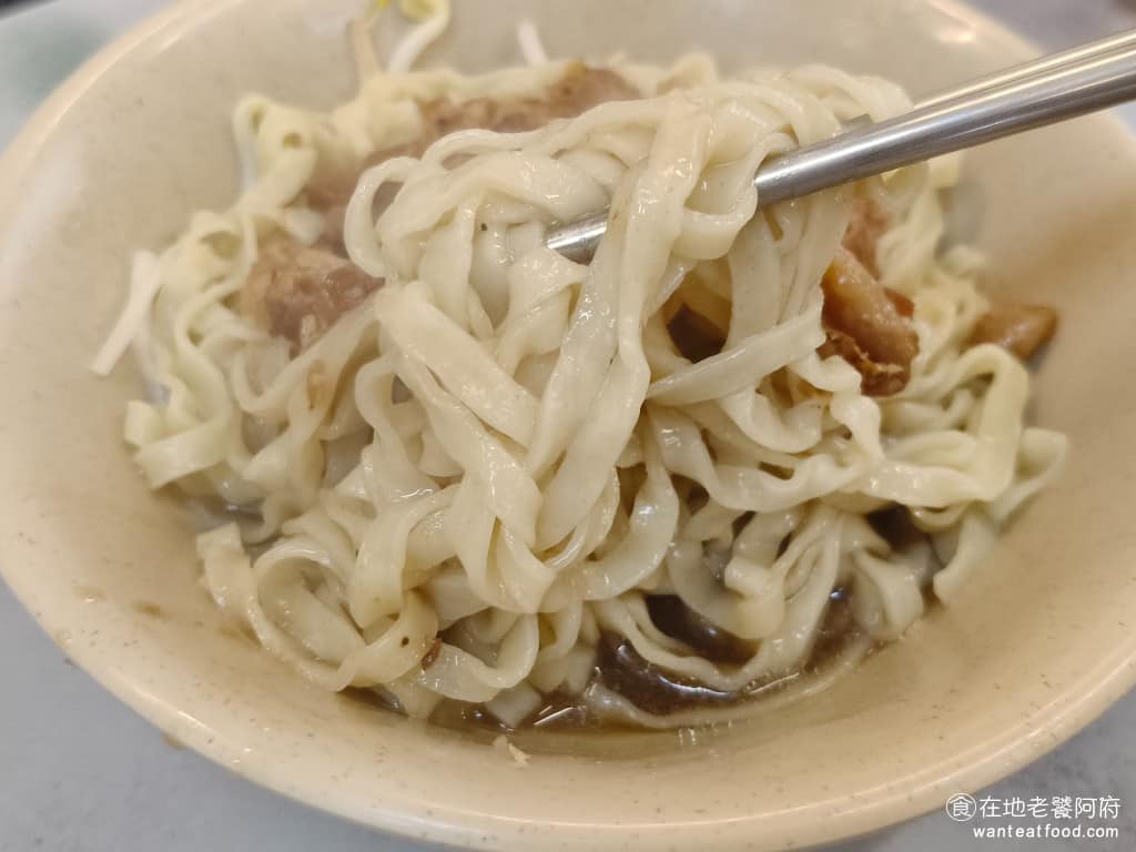 正宗嘉義火雞肉飯 正宗嘉義火雞肉飯菜單 正宗嘉義火雞肉飯推薦 士林區美食 士林美食 台灣小吃 滷汁的鹹度很足夠，上面還淋上了滿滿的肉燥，因為這間店的滷肉，味道還不錯，所以加在意麵上，也非常好吃。 @在地老饕阿府