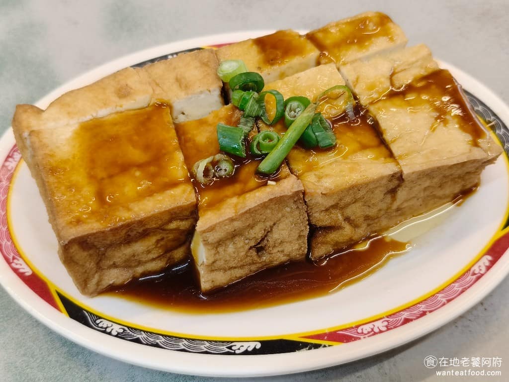 正宗嘉義火雞肉飯 正宗嘉義火雞肉飯菜單 正宗嘉義火雞肉飯推薦 士林區美食 士林美食 台灣小吃 油豆腐 因為這間店生意很好，所以豆腐吃起來也很新鮮，搭配的醬油膏和蔥花一起吃，配飯非常的下飯。 @在地老饕阿府