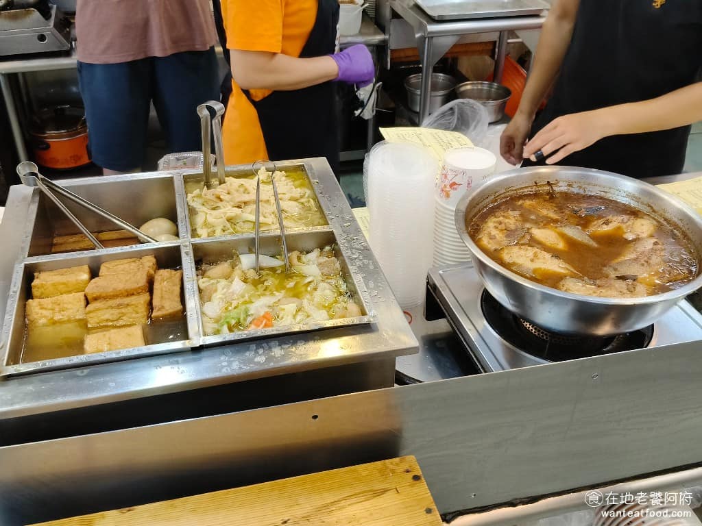 正宗嘉義火雞肉飯 正宗嘉義火雞肉飯菜單 正宗嘉義火雞肉飯推薦 士林區美食 士林美食 台灣小吃 這間店最大的特色，就是真材實料，不會像某些火雞肉飯店，用其他的肉混充，這間店使用的全是真的火雞肉。 @在地老饕阿府