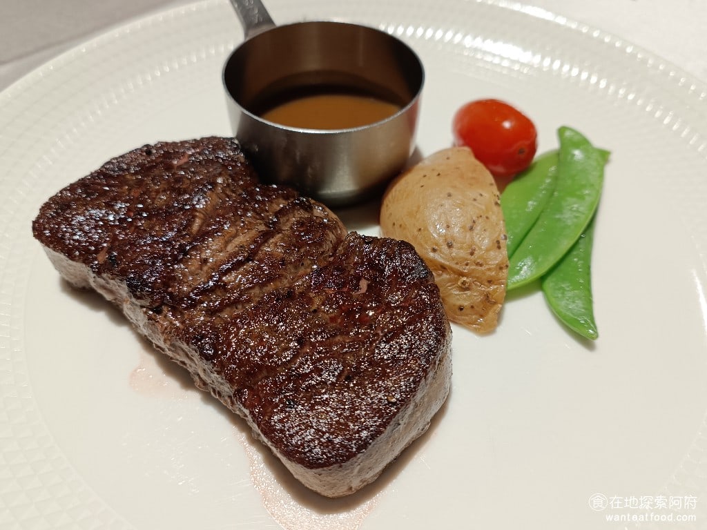 雅室牛排 大直旗艦店 大直旗艦店菜單 大直旗艦店價格 中山區美食 中山美食 劍南路站美食 牛排的肉質有足夠的韌性，吃起來帶有一點嚼勁，油脂的分佈非常均勻，所以每一口吃的都非常舒服。做的是七分熟，但個人覺得似乎太熟了。 @在地老饕阿府