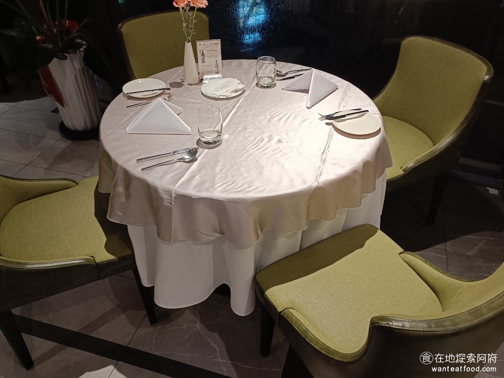 雅室牛排 大直旗艦店 大直旗艦店菜單 大直旗艦店價格 中山區美食 中山美食 劍南路站美食 店內的座位配置非常用心，不管是兩人座的小圓桌，還是四人座、六人座，甚至是包廂，全部都有。 @在地老饕阿府