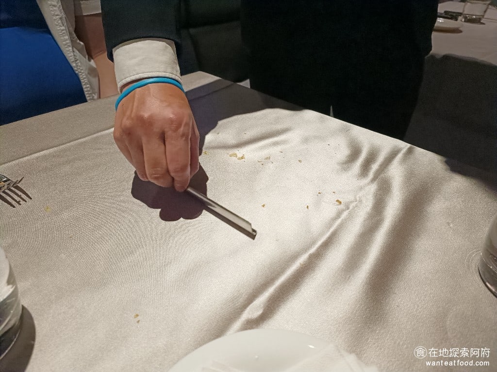 雅室牛排 大直旗艦店 大直旗艦店菜單 大直旗艦店價格 中山區美食 中山美食 劍南路站美食 店員的服務超級貼心，當你吃完酥皮濃湯後，掉在桌上的碎屑，店員收完的時候，會幫你清理乾淨。 @在地老饕阿府