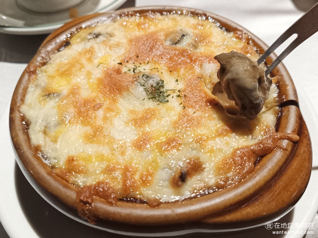 雅室牛排 大直旗艦店 大直旗艦店菜單 大直旗艦店價格 中山區美食 中山美食 劍南路站美食 田螺吃起來口感超級軟嫩，裡面的醬汁使用了香濃的起司和牛骨汁來調味，這個醬汁吃起來特別美味。上面的焗烤起司，意外地非常厚實，起司烤得非常香，還會牽絲。喜歡吃焗烤的人一定會超滿意！ @在地老饕阿府