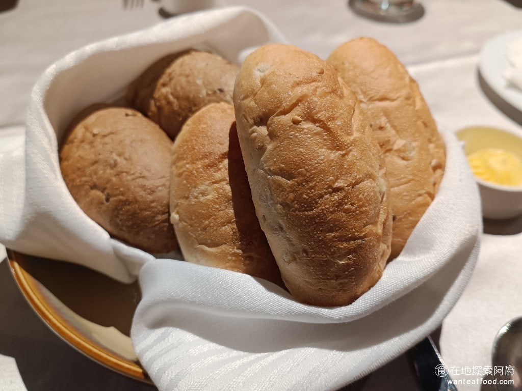 雅室牛排 大直旗艦店 大直旗艦店菜單 大直旗艦店價格 中山區美食 中山美食 劍南路站美食 剛出爐的麵包有兩種口味：葵花子橙皮麵包和雜糧裸麥麵包。如果麵包不夠吃，還可以再加購一份，價格是 50 元。 @在地老饕阿府