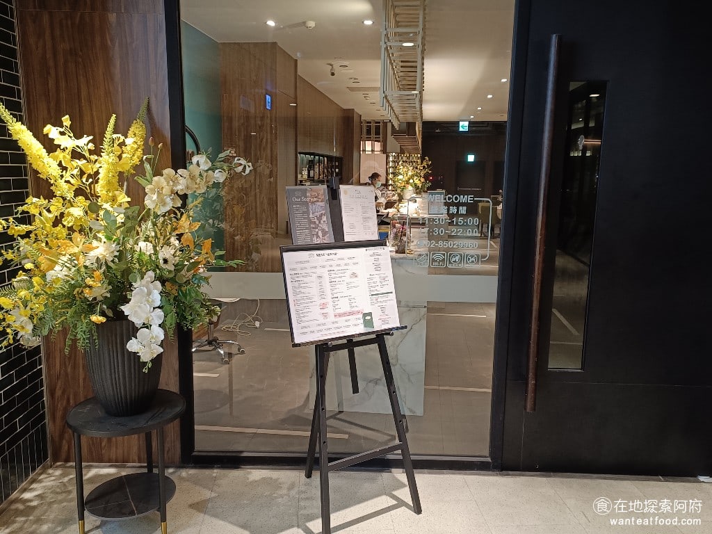 雅室牛排 大直旗艦店 大直旗艦店菜單 大直旗艦店價格 中山區美食 中山美食 劍南路站美食 雅室牛排已經開業超過 30 年了，在台北的牛排界中，相當於元老級的存在。最早只有仁愛路圓環的老店，之後才開設這間春大直的旗艦店。 @在地老饕阿府