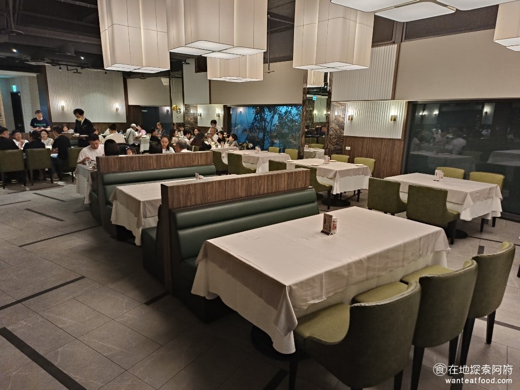 雅室牛排 大直旗艦店 大直旗艦店菜單 大直旗艦店價格 中山區美食 中山美食 劍南路站美食 店內用餐環境和五星級飯店一樣高級，跳脫了傳統老派牛排館的室內設計，以白色線條搭配木紋，創造出簡約的質感。 @在地老饕阿府