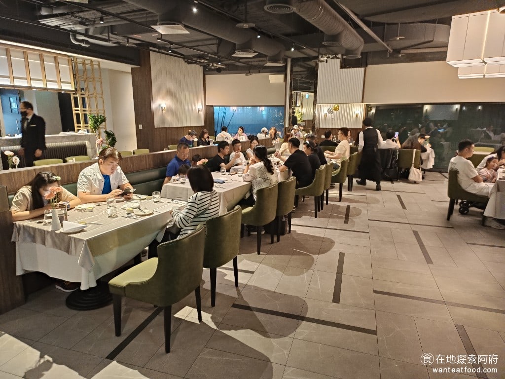 雅室牛排 大直旗艦店 大直旗艦店菜單 大直旗艦店價格 中山區美食 中山美食 劍南路站美食 店內的用餐環境非常舒服，即便座位是客滿的，每一桌的客人都非常安靜，不會感覺環境特別吵雜。 @在地老饕阿府