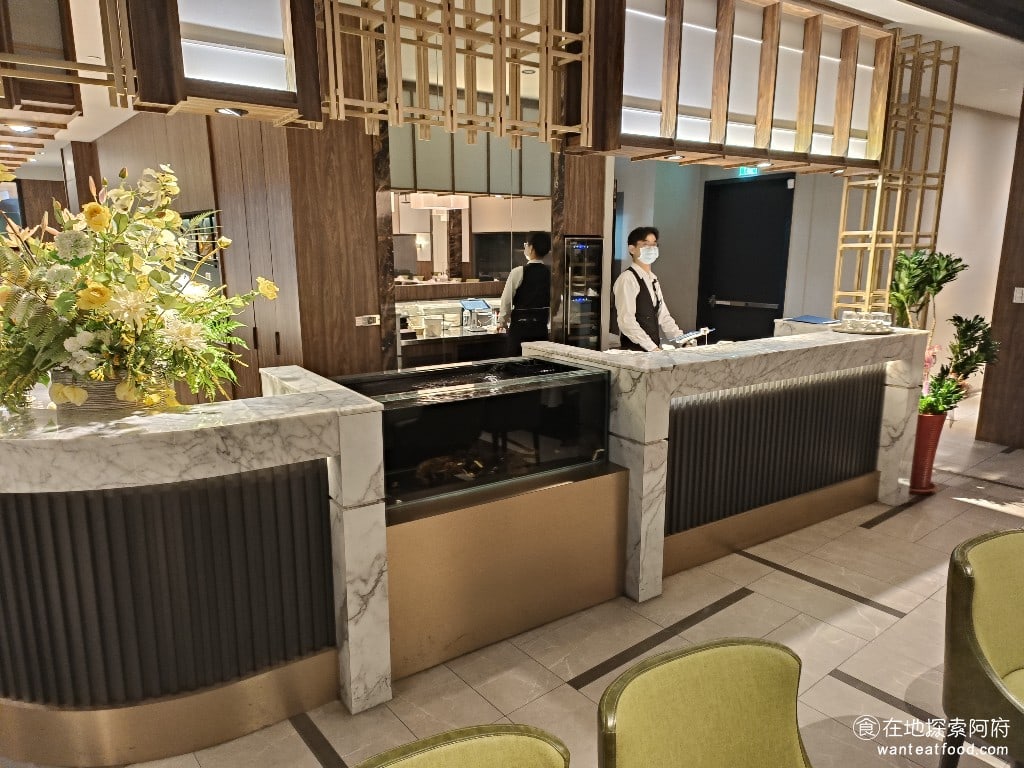 雅室牛排 大直旗艦店 大直旗艦店菜單 大直旗艦店價格 中山區美食 中山美食 劍南路站美食 櫃台旁邊有一個小型的水族箱，裡面養著龍蝦，櫃檯的服務人員也很用心，隨時會查看顧客的動向，即時提供服務。 @在地老饕阿府