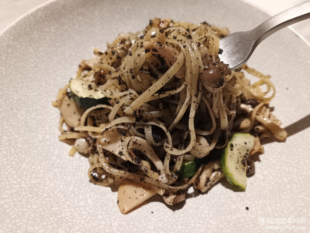 雅室牛排 大直旗艦店 大直旗艦店菜單 大直旗艦店價格 中山區美食 中山美食 劍南路站美食 喜歡松露的人，一定會覺得這一盤面，吃起來特別香，但個人覺得這樣乾炒的做法，會讓麵沒有醬汁，所以吃起來特別乾，吃幾口就會覺得有一點膩。 @在地老饕阿府