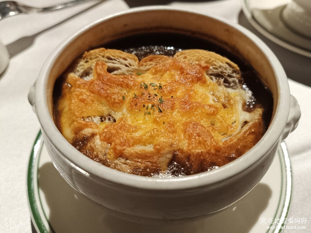 雅室牛排 大直旗艦店 大直旗艦店菜單 大直旗艦店價格 中山區美食 中山美食 劍南路站美食 焗烤起司洋蔥湯 洋蔥湯是沒有酥皮的，如果要加酥皮，要再加 60 元。洋蔥湯上面的麵包，加了焗烤的起司，焗烤得非常香，麵包吃起來口感酥脆，搭配著洋蔥湯，味道非常棒。 @在地老饕阿府