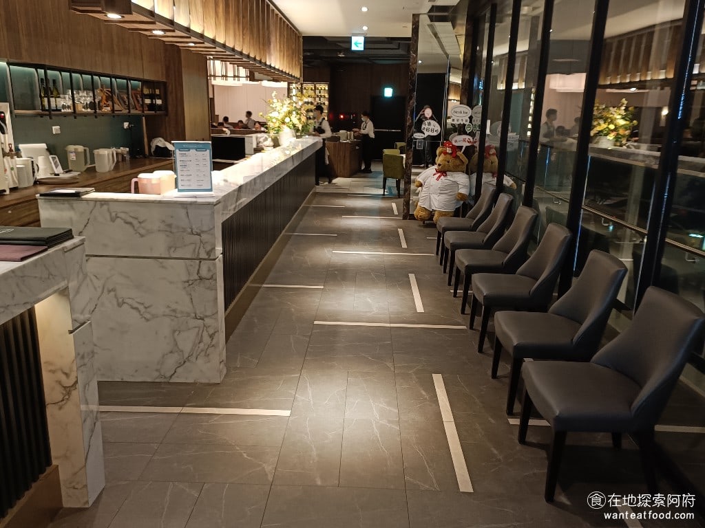 雅室牛排 大直旗艦店 大直旗艦店菜單 大直旗艦店價格 中山區美食 中山美食 劍南路站美食 這類型的高級餐廳都非常注意顧客用餐的隱私，所以不會直接讓人在門口，就看到店內用餐的顧客。因此走進店內還要先經過一個長長的走廊，才能到達座位區。 @在地老饕阿府