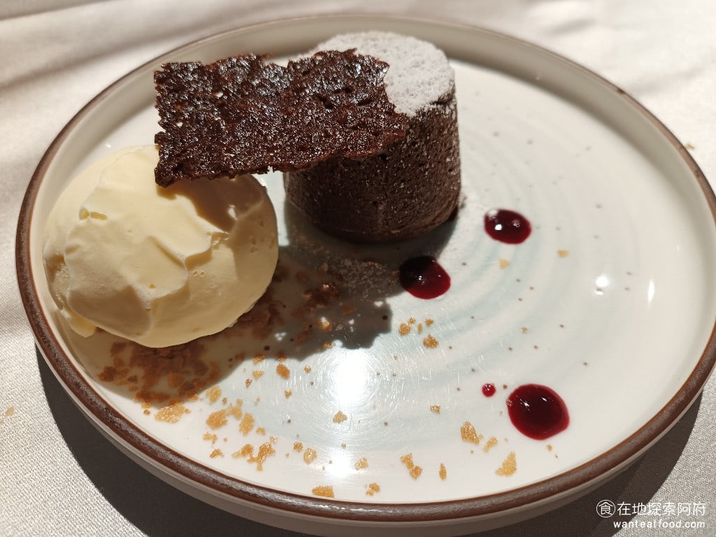 雅室牛排 大直旗艦店 大直旗艦店菜單 大直旗艦店價格 中山區美食 中山美食 劍南路站美食 冰火熔岩巧克力蛋糕 如果你很愛吃甜食，這一份巧克力熔岩蛋糕你一定會超級喜歡！熱呼呼的熔岩蛋糕搭配香草冰淇淋，這種冰火五重天的感受，超棒！ @在地老饕阿府