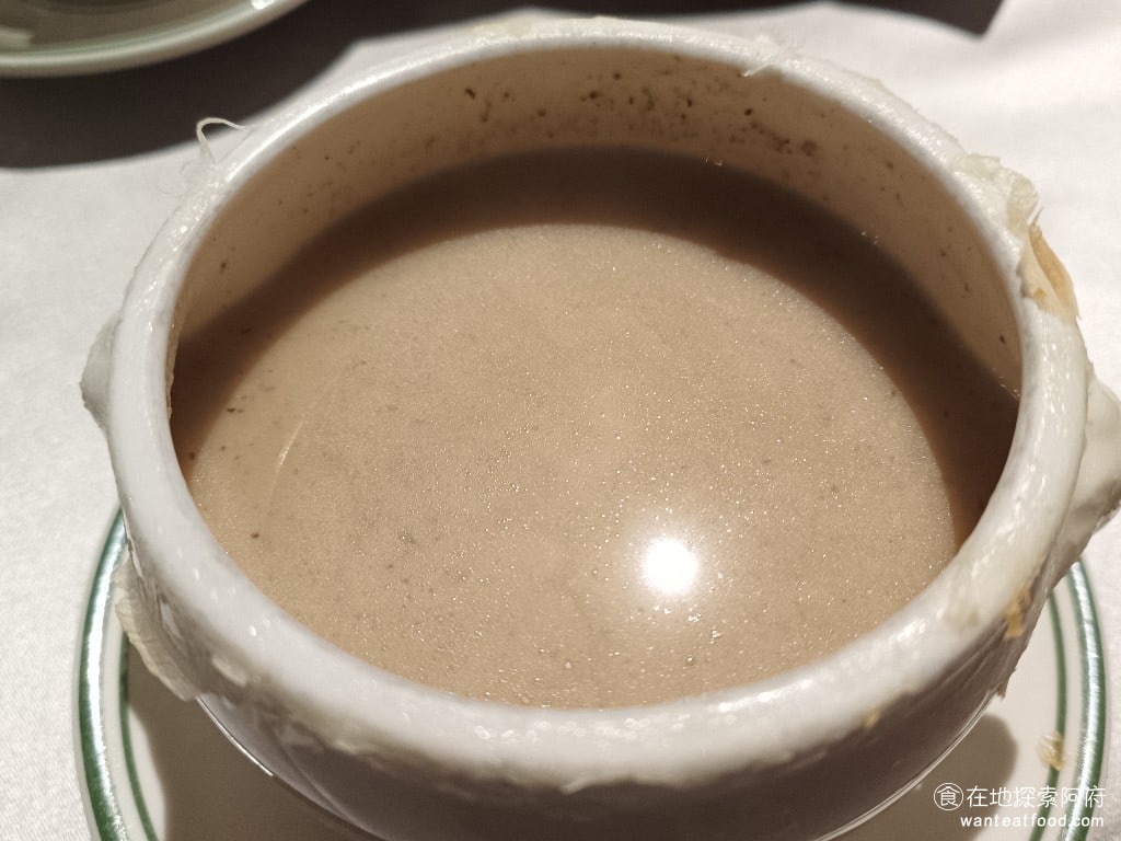 雅室牛排 大直旗艦店 大直旗艦店菜單 大直旗艦店價格 中山區美食 中山美食 劍南路站美食 這個蘑菇濃湯，是雅式牛排的招牌酥皮，吃起來超級酥脆，前後再搭配著蘑菇湯一起喝，不只是派皮很香，蘑菇湯更香，吃起來超有層次感。 @在地老饕阿府