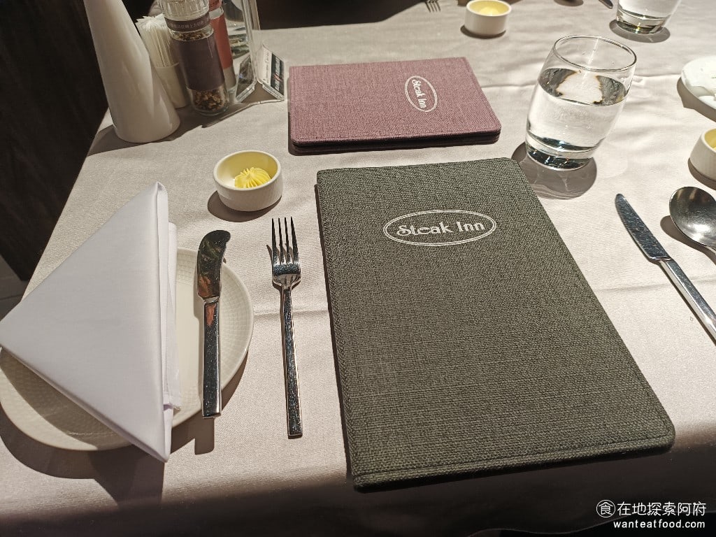 雅室牛排 大直旗艦店 大直旗艦店菜單 大直旗艦店價格 中山區美食 中山美食 劍南路站美食 四人座的座位坐起來也非常寬敞，桌上放著吃麵包用的奶油，以及白開水。菜單有兩個，大的菜單是排餐的菜單，小的菜單則是酒類的菜單。 @在地老饕阿府