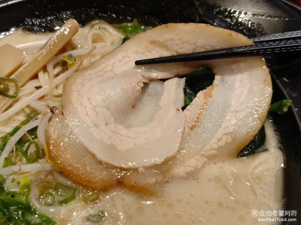 樂麵屋大直美麗華店 樂麵屋大直美麗華店菜單 樂麵屋大直美麗華店推薦 中山區美食 中山美食 叉燒肉是大片的豬五花，肥瘦分配均勻，吃起來軟嫩多汁，只不過油脂比例偏高，吃完感覺太肥了。 @在地老饕阿府