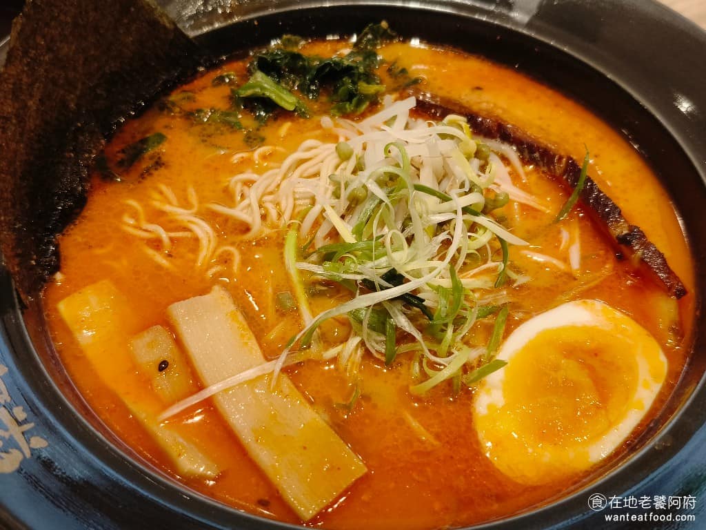 樂麵屋大直美麗華店 樂麵屋大直美麗華店菜單 樂麵屋大直美麗華店推薦 中山區美食 中山美食 辣味噌豚骨拉麵 豚骨的湯底，加了油蔥、絞肉和味噌辣醬，絞肉有炒過，整碗湯頭味道非常香濃，重口味者推薦點這一碗，辣味是小辣，算是小孩也能接受的辣度。 @在地老饕阿府