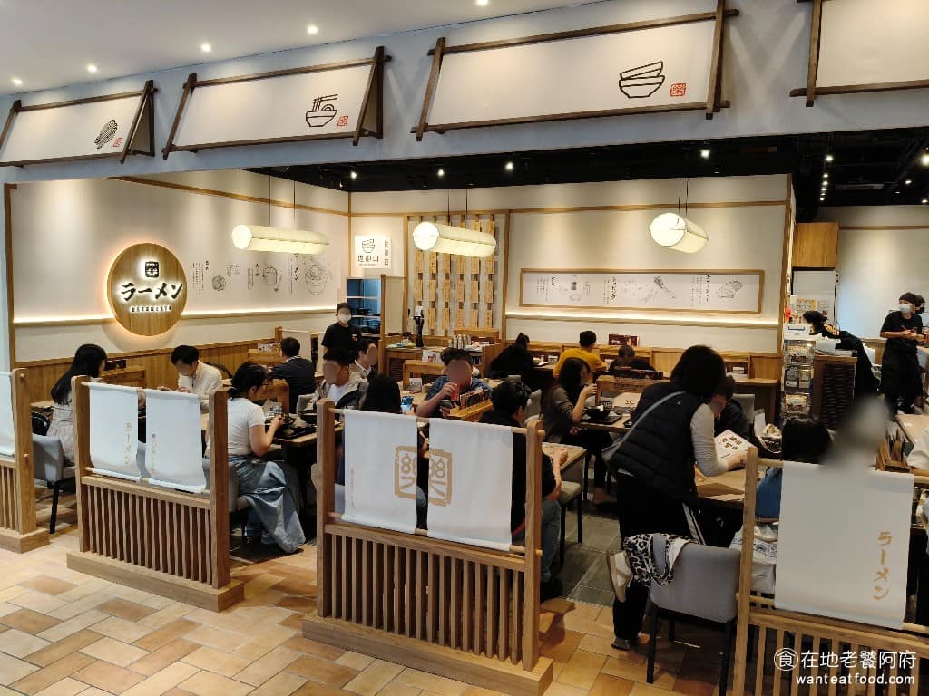 樂麵屋大直美麗華店 樂麵屋大直美麗華店菜單 樂麵屋大直美麗華店推薦 中山區美食 中山美食 樂麵屋主打豚骨拉麵，湯頭是用豬骨、雞骨，加上多種野菜熬煮來的，為了符合台灣人的口味，把原本日本那種很重的口味做了調整，做成台灣人都能接受的口味。 @在地老饕阿府
