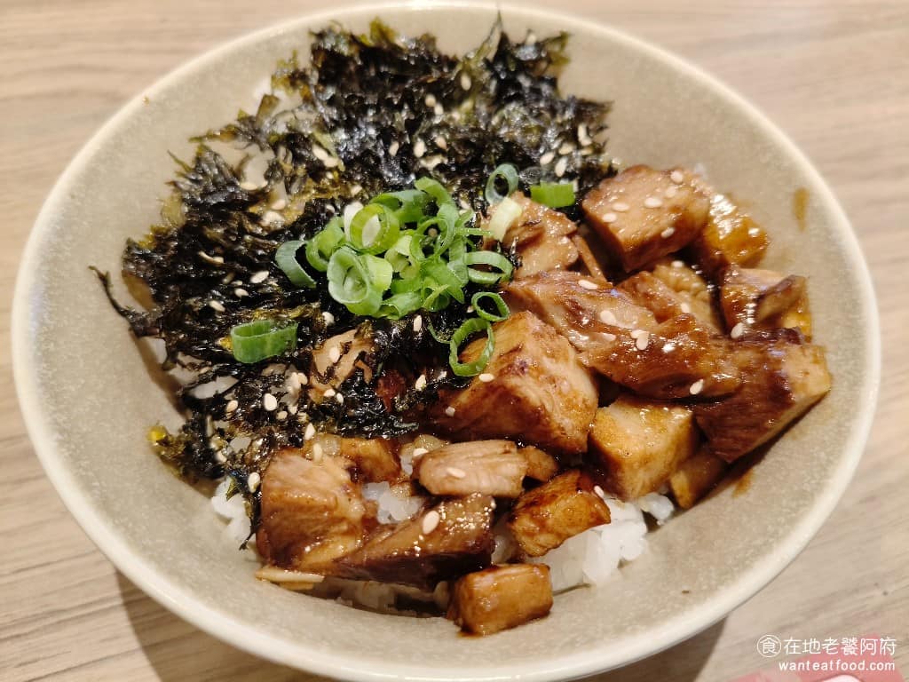 樂麵屋大直美麗華店 樂麵屋大直美麗華店菜單 樂麵屋大直美麗華店推薦 中山區美食 中山美食 海苔叉燒飯 海苔叉燒飯香氣十足，白飯上鋪滿切成方塊狀的叉燒肉，非常油亮，看起來就很誘人，叉燒肉塊帶著些許肥油，吃起來軟嫩不乾柴，而且醬汁味十足。[二訪更新] 叉燒肉變得很乾硬，醬汁加的很少，整碗飯吃起來沒什麼味道，而且很乾。 @在地老饕阿府