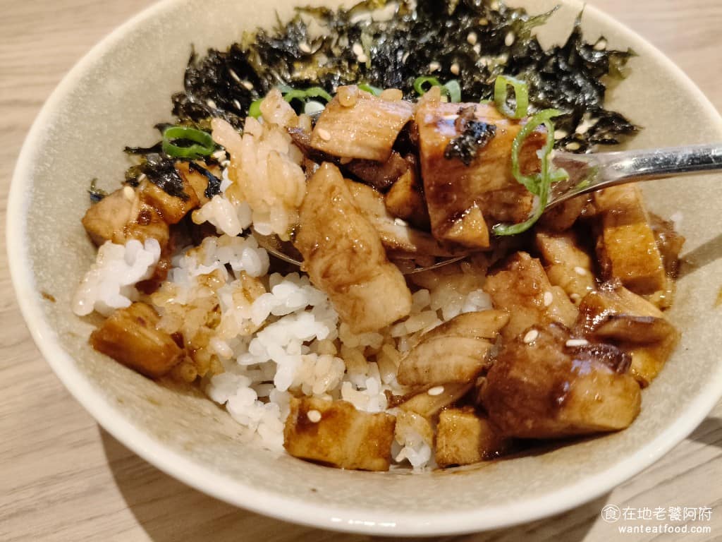 樂麵屋大直美麗華店 樂麵屋大直美麗華店菜單 樂麵屋大直美麗華店推薦 中山區美食 中山美食 上面撒的海苔絲帶點鹹香，跟叉燒的甜鹹醬汁混在一起，讓整碗飯的味道更豐富，米飯吸收了一些叉燒的醬汁，吃起來也不會太乾，整體來說還不錯吃。 @在地老饕阿府