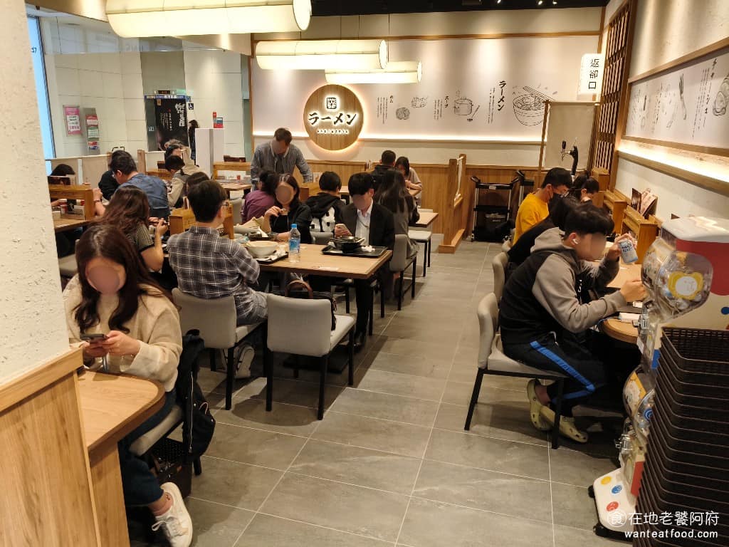 樂麵屋大直美麗華店 樂麵屋大直美麗華店菜單 樂麵屋大直美麗華店推薦 中山區美食 中山美食 店內的座位數量不多，但即便客滿也不需要擔心，因為旁邊就是美麗華的美食街，可以直接坐在美食街用餐區吃。 @在地老饕阿府