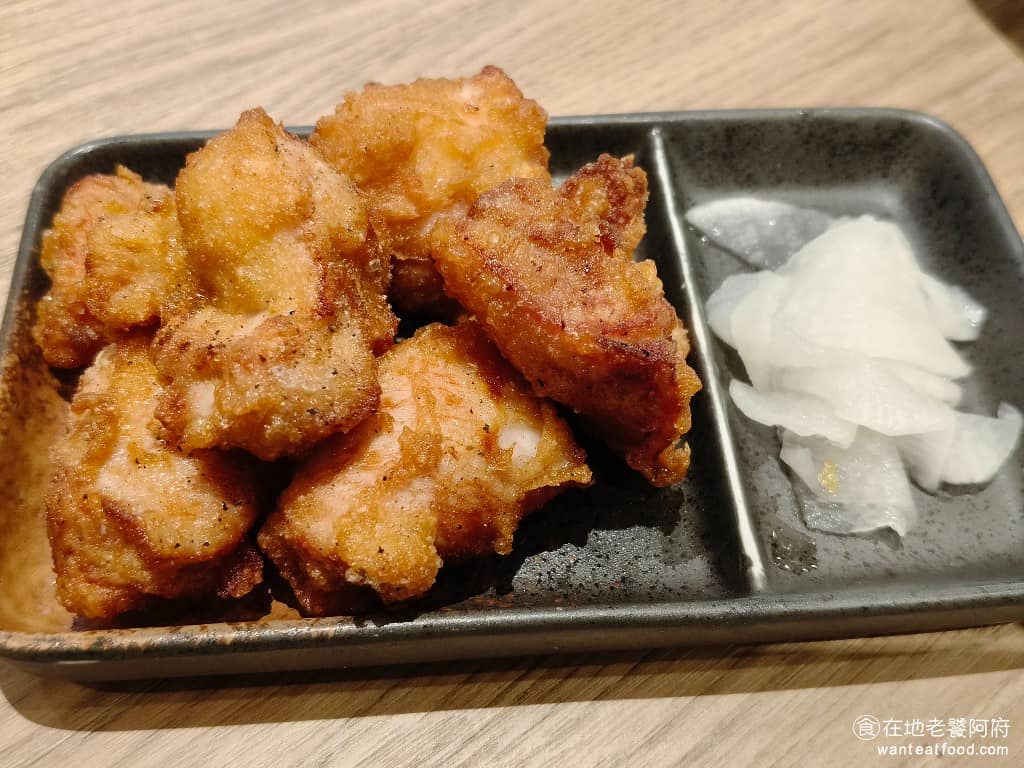 樂麵屋大直美麗華店 樂麵屋大直美麗華店菜單 樂麵屋大直美麗華店推薦 中山區美食 中山美食 日式炸雞 炸雞的雞肉，口感非常軟嫩，表皮炸得非常酥脆，只不過外皮有一點乾，要丟到拉麵裡去泡一下，會比較好吃，或搭配旁邊提供的醃蘿蔔。 @在地老饕阿府