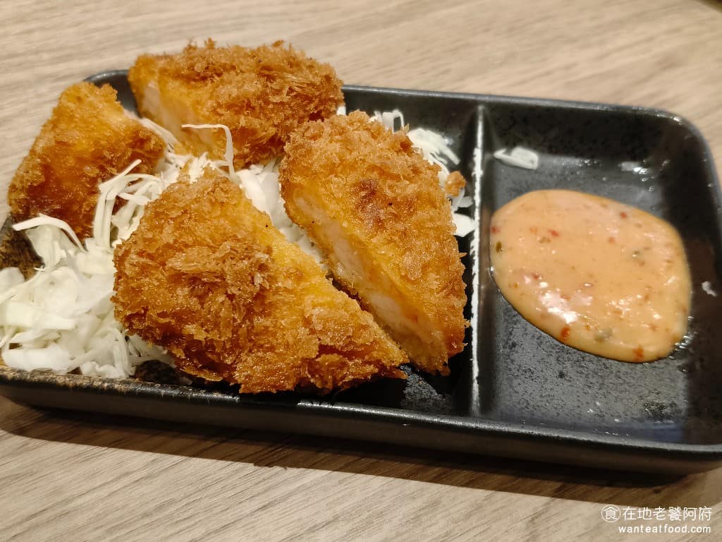 樂麵屋大直美麗華店 樂麵屋大直美麗華店菜單 樂麵屋大直美麗華店推薦 中山區美食 中山美食 金多蝦 外皮炸得酥脆，裡面的蝦肉內餡非常的飽滿，吃起來清爽，不會油膩，搭配旁邊的明太子沾醬，味道還不錯。 @在地老饕阿府