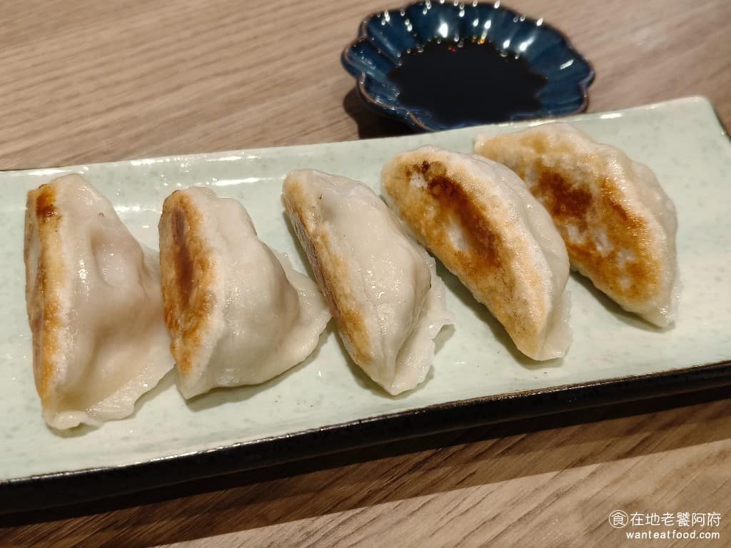 樂麵屋大直美麗華店 樂麵屋大直美麗華店菜單 樂麵屋大直美麗華店推薦 中山區美食 中山美食 招牌煎餃 煎餃的外皮沒有煎得很脆，但裡面的豬肉餡調味得還不錯，吃得到淡淡的黑胡椒香味，搭配著酸味的餃子醬沾醬吃會更順口。 @在地老饕阿府