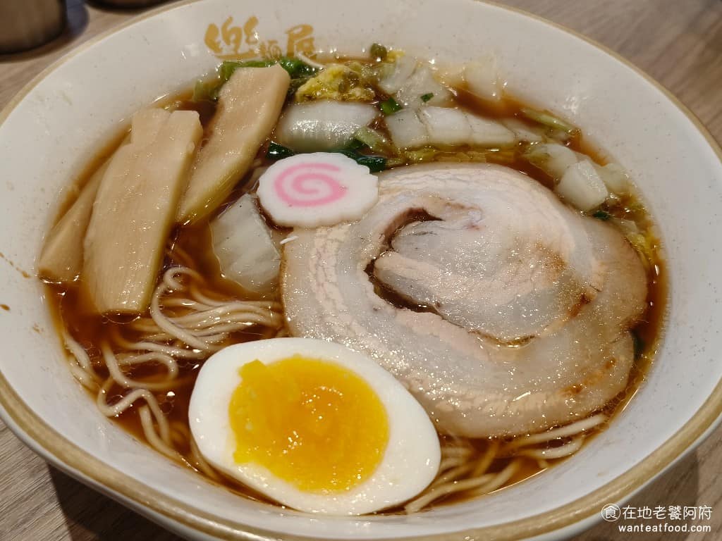 樂麵屋大直美麗華店 樂麵屋大直美麗華店菜單 樂麵屋大直美麗華店推薦 中山區美食 中山美食 田園交響曲醬油拉麵 這是季節限定的口味，蔬菜放得比較多，醬油湯底的拉麵也是走清淡路線，湯頭不會死鹹，算是大眾口味，只不過因為加了炒過的青菜，所以湯頭有一點偏油。 @在地老饕阿府