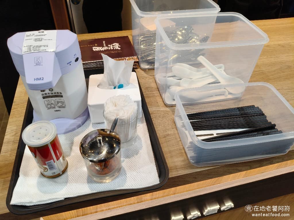 樂麵屋大直美麗華店 樂麵屋大直美麗華店菜單 樂麵屋大直美麗華店推薦 中山區美食 中山美食 提供的調味料，有辣味七味粉，和拉麵胡椒粉。 @在地老饕阿府