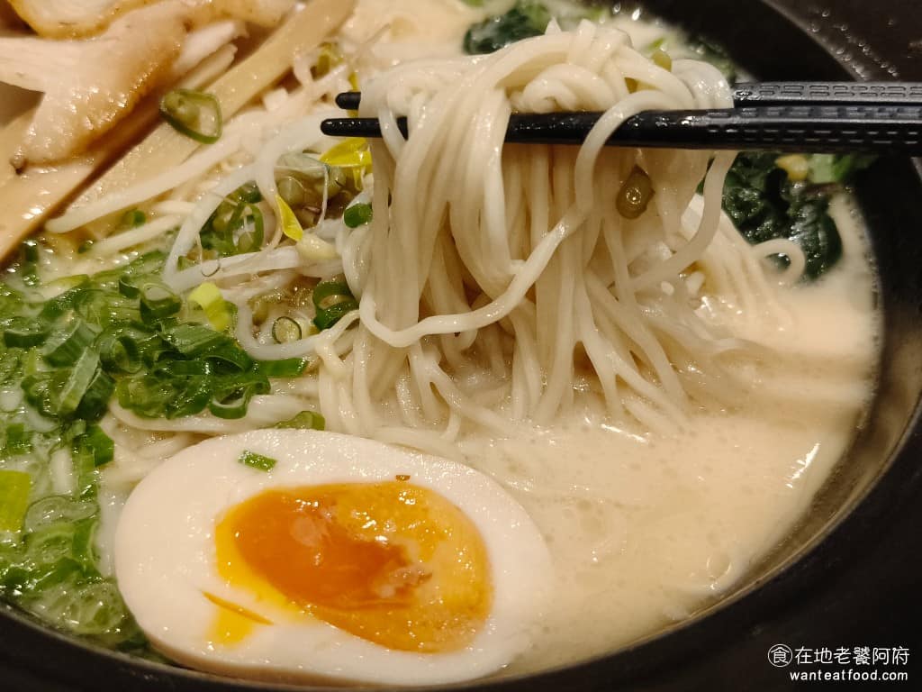 樂麵屋大直美麗華店 樂麵屋大直美麗華店菜單 樂麵屋大直美麗華店推薦 中山區美食 中山美食 《樂麵屋 大直美麗華店》和其他的樂麵屋規定不太一樣，加麵需要加 20 元，而且湯頭和麵也不能客製化，麵的口感偏軟，份量也給得很多，即使不加麵，正常吃也能七分飽。 @在地老饕阿府