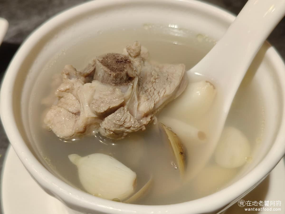 白玉樓經典台菜 台北統一時代店7F 台北統一時代店7F菜單 台北統一時代店7F推薦 個人蒜頭蜆仔雞 這是個人份量的甕仔湯，湯頭清爽蒜頭的味道滿滿融入湯底，但不會完全蓋掉雞湯本身的甜味，同時還帶有蜆仔的鮮甜，三種味道在一碗湯裡，各自有存在感，味道還不錯。 @在地老饕阿府