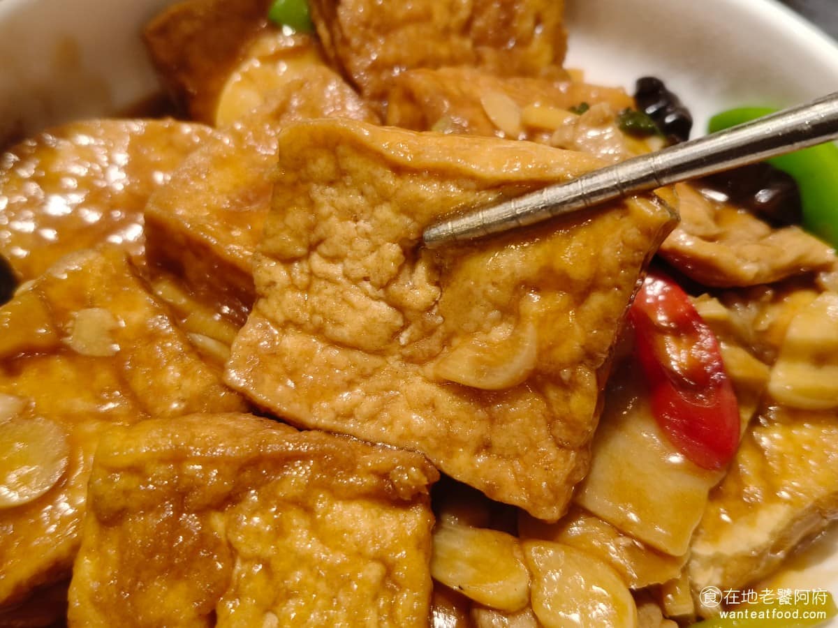 白玉樓經典台菜 台北統一時代店7F 台北統一時代店7F菜單 台北統一時代店7F推薦 豆腐外皮滑嫩，吃起來豆香味足夠，醬汁有勾芡，配飯吃很推薦。 @在地老饕阿府