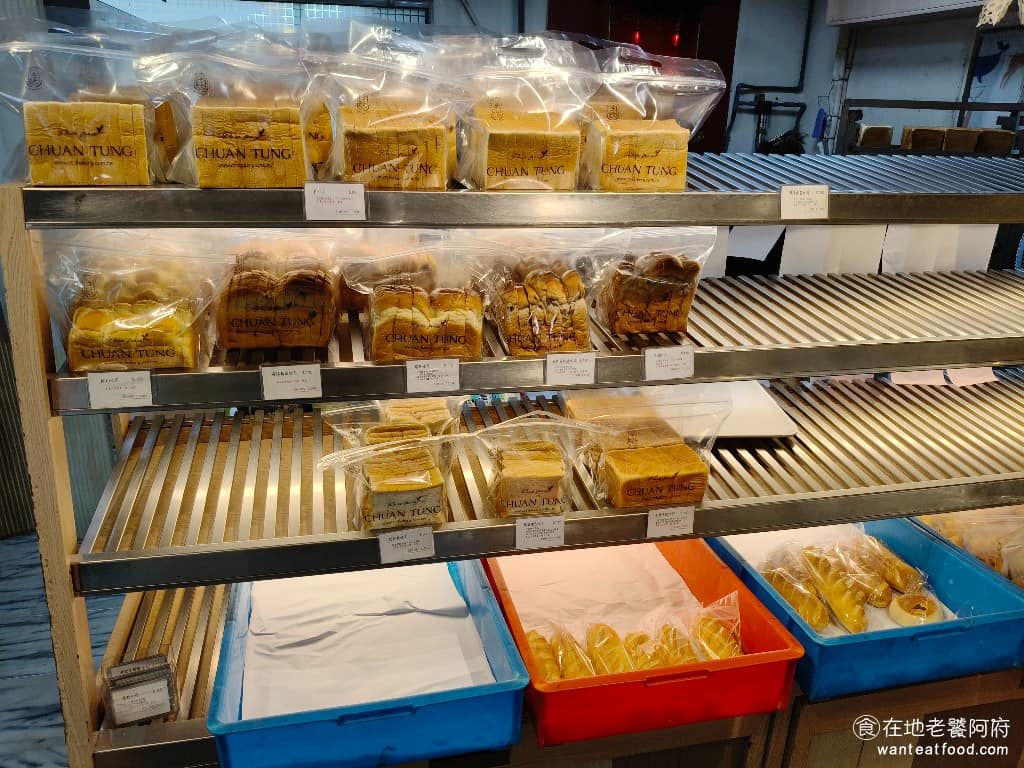 全統西點麵包天母東路店 全統西點麵包天母東路店菜單 全統西點麵包天母東路店推薦 士林區美食 麵包、吐司類的選擇也不少，除了招牌的草莓煉乳吐司，還有蔓越莓核桃吐司、起司火腿吐司，以及各種傳統口味或包奶酥的麵包。 @在地老饕阿府