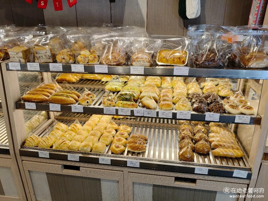 全統西點麵包天母東路店 全統西點麵包天母東路店菜單 全統西點麵包天母東路店推薦 士林區美食 店內的麵包、甜點，大約有七成商品，會在下午前齊全，部分麵包剛出爐，還沒來得及裝袋時，整間店會飄著濃濃的奶香和烤焙香氣。 @在地老饕阿府
