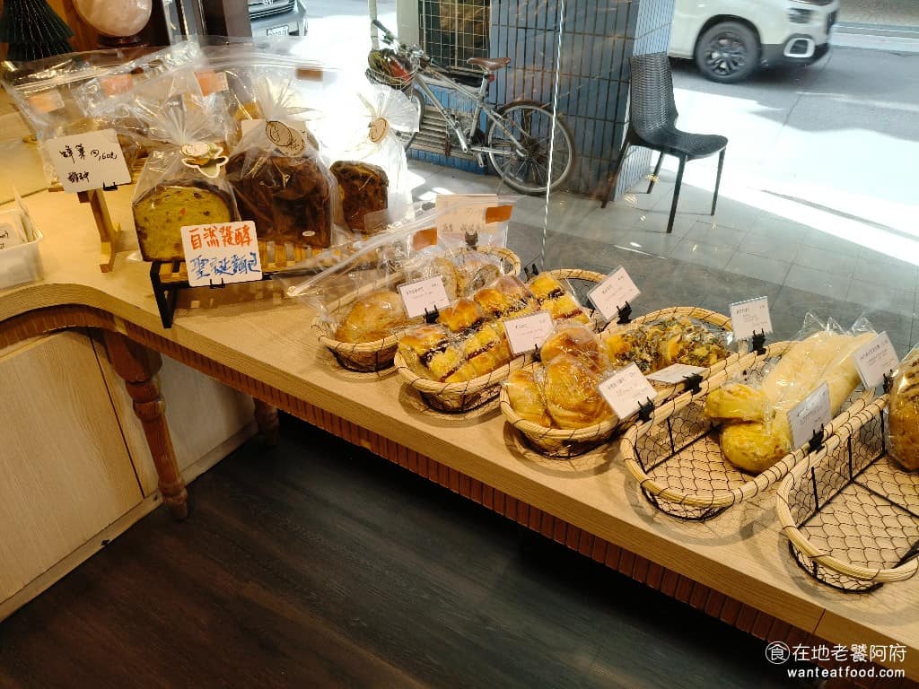 全統西點麵包天母東路店 全統西點麵包天母東路店菜單 全統西點麵包天母東路店推薦 士林區美食 如果有特別想買的品項，可以先打電話到門市詢問、預訂，避免白跑一趟。店家也有提供 lalamove 外送和黑貓宅配服務。 @在地老饕阿府