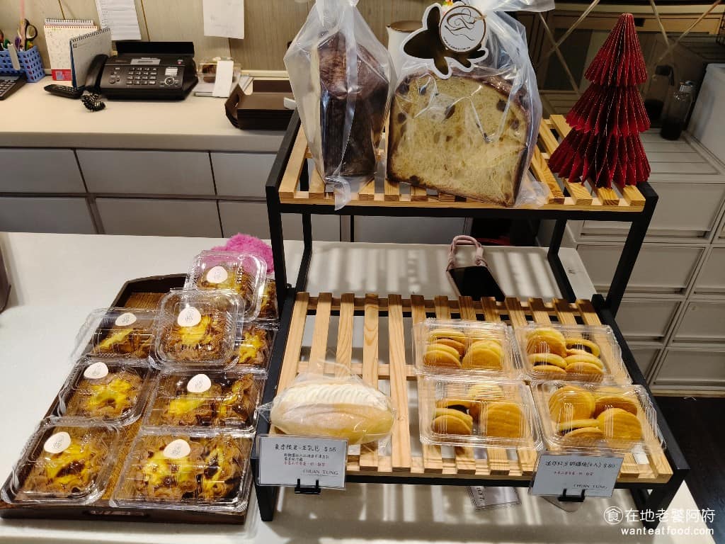 全統西點麵包天母東路店 全統西點麵包天母東路店菜單 全統西點麵包天母東路店推薦 士林區美食 蛋塔、迷你紅豆銅鑼燒，放在櫃檯旁邊，是很多人常買的品項，我們每次來也都會買這兩樣。 @在地老饕阿府