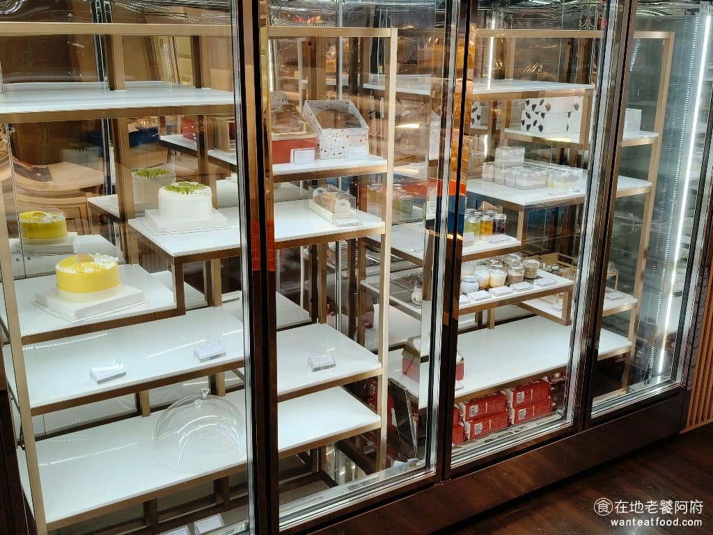 全統西點麵包天母東路店 全統西點麵包天母東路店菜單 全統西點麵包天母東路店推薦 士林區美食 主要分為蛋糕類、麵包吐司類、甜點類三大類。蛋糕類有各種尺寸的生日蛋糕，像是饗芋泥、水晶芋頭蛋糕、芋泥巴斯克、綜合水果北海道等。隨著第二代接班，店家開始在傳統基礎上做創新，除了維持原本的品質，也在造型和風味上推出許多新變化，像是近年來很紅的芋頭寶盒、芒果寶盒等精緻甜點。 @在地老饕阿府