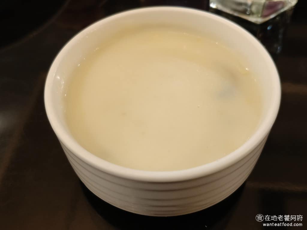 布克湖義式坊 布克湖義式坊菜單 布克湖義式坊推薦 內湖區美食 內湖美食 文德站美食 義式料理 義大利麵 玉米濃湯 湯底奶香非常濃郁,裡面的火腿份量給得多,每一口都喝得到火腿的肉鮮味,玉米顆粒也不手軟,每顆又大又飽滿,整碗喝下來料多實在。 @在地老饕阿府