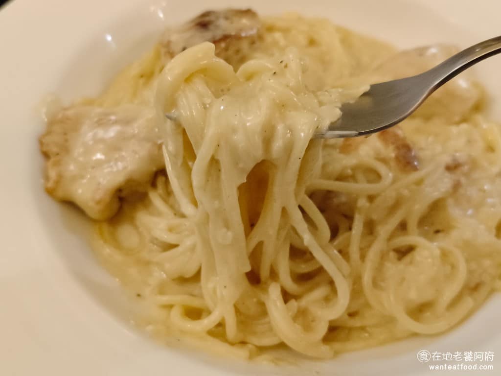 布克湖義式坊 布克湖義式坊菜單 布克湖義式坊推薦 內湖區美食 內湖美食 文德站美食 義式料理 義大利麵 奶香加蒜香融在一起,雞肉用香煎方式處理,口感有層次,嫌起司不夠的人,可以請店員加起司粉,吃起來會超級重口味,蒜+奶+起司,三種味道一次滿足,會讓你印象深刻。 @在地老饕阿府