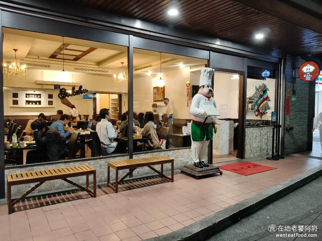 布克湖義式坊 布克湖義式坊菜單 布克湖義式坊推薦 內湖區美食 內湖美食 文德站美食 義式料理 義大利麵 如果在內湖想吃好吃的義大利麵,《布克湖義式坊》絕對是內湖人都會想到的一間店,這間藏在住宅區小巷裡的義式麵館,沒有華麗的外觀,靠的就是料給得大方、價格親民。《布克湖義式坊》曾被多篇部落格推薦,為內湖好吃義大利麵的代表,吸引不少外地人,特地跑過來吃。 @在地老饕阿府