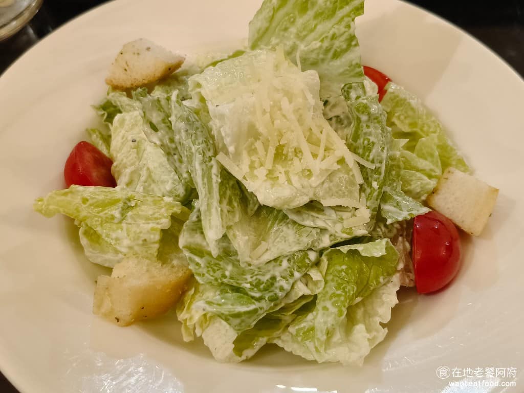 布克湖義式坊 布克湖義式坊菜單 布克湖義式坊推薦 內湖區美食 內湖美食 文德站美食 義式料理 義大利麵 凱撒沙拉 調味走簡單路線,上面撒了起司條,凱薩醬是偏乾的做法,味道不會很鹹。因為生菜本身很新鮮、含水量夠,吃起來不會覺得乾澀,份量給得大方,三人分食也沒問題,醬汁拌得均勻,是不少人推薦的必點配菜。 @在地老饕阿府