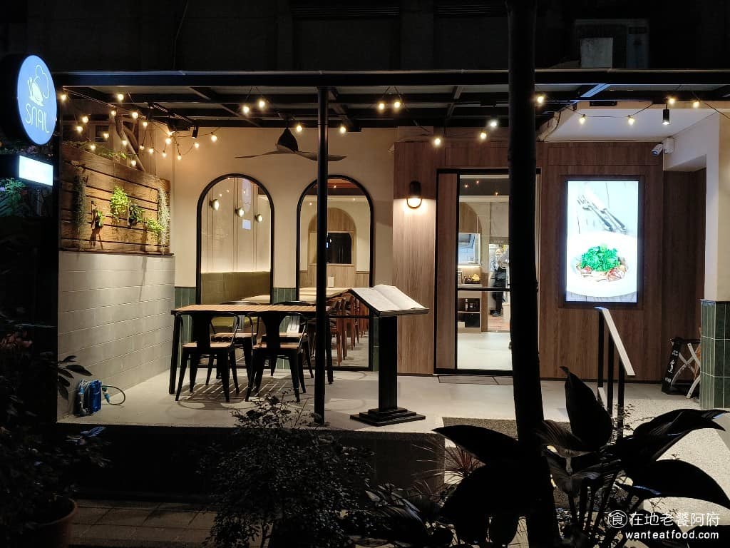 Snail 蝸牛義大利餐廳民生店 蝸牛義大利餐廳民生店菜單 蝸牛義大利餐廳民生店推薦 松山區美食 民生社區的巷弄中，藏著許多超有實力的店家，《Snail 蝸牛義大利餐廳 民生店》是鍋牛的創始店，從 2009 年開業至今已經 15 年了，在雙北地區開了 5 家分店，包括天母店、敦南店、新店民權店，跟林口店，超級厲害！ @在地老饕阿府