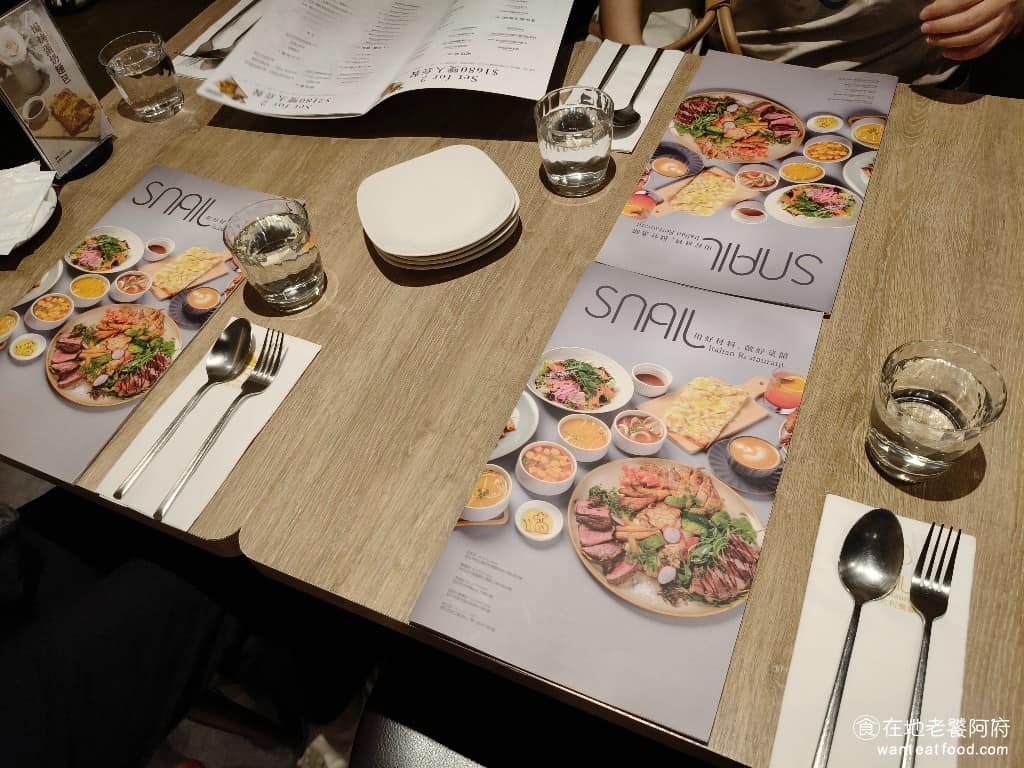 Snail 蝸牛義大利餐廳民生店 蝸牛義大利餐廳民生店菜單 蝸牛義大利餐廳民生店推薦 松山區美食 桌椅都是新的，雖然是老店但環境維持得很好，完全像是新開的店一樣，店內的空氣很清新，冷氣也開得非常涼爽。 @在地老饕阿府