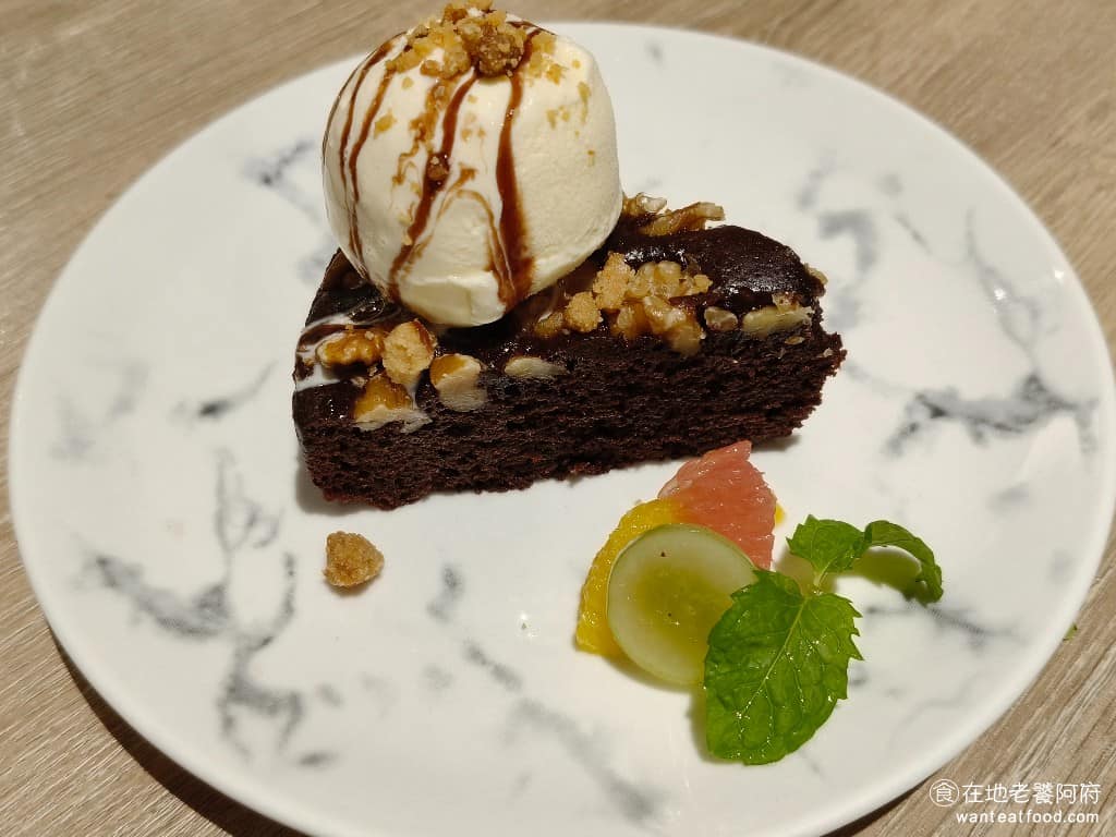 Snail 蝸牛義大利餐廳民生店 蝸牛義大利餐廳民生店菜單 蝸牛義大利餐廳民生店推薦 松山區美食 布朗尼冰淇淋 布朗尼蛋糕是現烤出爐的，吃起來不會特別甜，上面搭配香草冰淇淋，作為結尾的甜點，非常適合。 @在地老饕阿府