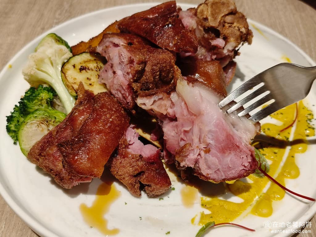 Snail 蝸牛義大利餐廳民生店 蝸牛義大利餐廳民生店菜單 蝸牛義大利餐廳民生店推薦 松山區美食 《Snail 蝸牛義大利餐廳 民生店》的豬腳算是我們在台北吃過數一數二的，豬肉口感超級軟，豬腳的筋也不會咬不動，完全入口即化，更厲害的是，豬腳的外皮烤得酥脆，而且竟然完全不硬，每一塊豬皮都是可以吃的，光這點就贏過許多做德國豬腳的餐廳。 @在地老饕阿府